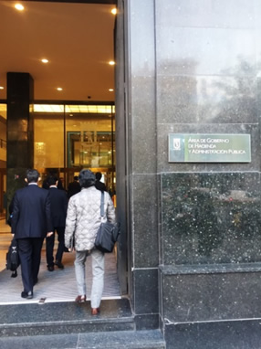 図8 スペイン財務・行政省の出入口
